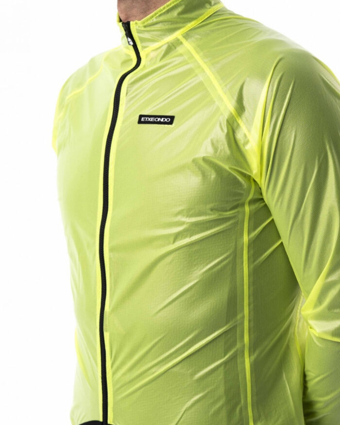 ETXEONDO Capa Cortavientos Hombre Busti amarillo fluor - Imagen 3