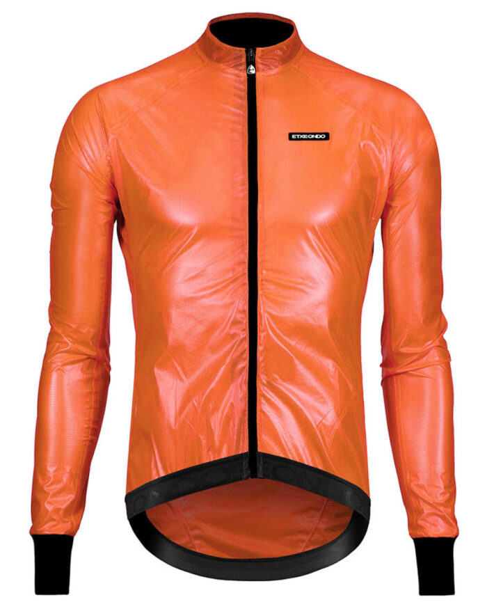 CAPA-BUSTI-NAR-1 ETXEONDO Capa Cortavientos Hombre Busti naranja fluor - Imagen 1