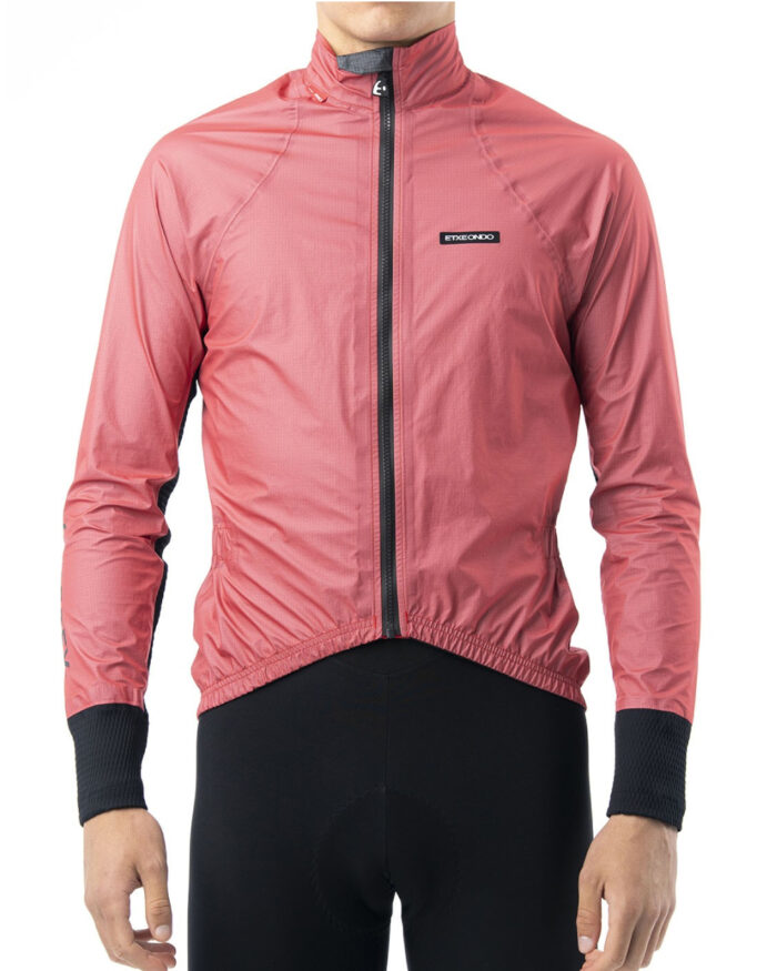 CAPA-URA-ROJO-2 ETXEONDO Capa Unisex Ura Gore-Tex rojo sandía - Imagen 1