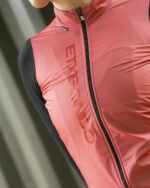 ETXEONDO Chaqueta Mujer Urrun Gore-Tex Windstopper rojo sandía - Imagen 3