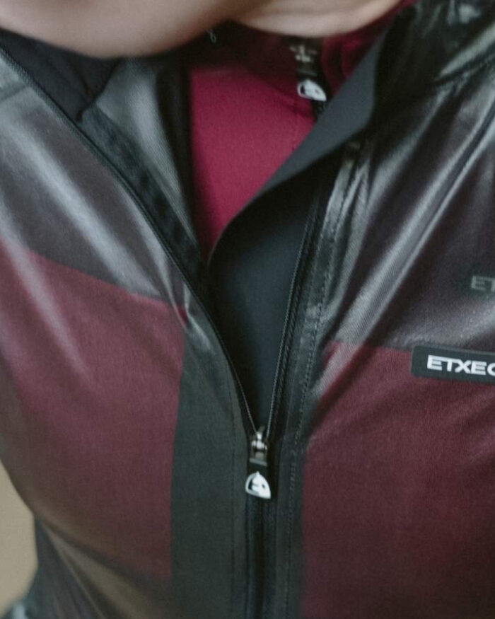 ETXEONDO Capa Cortavientos Mujer Busti negro - Imagen 5