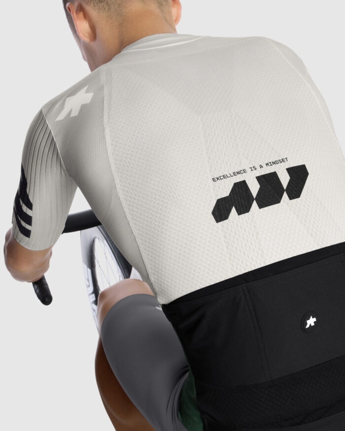 ASSOS Maillot Manga Corta Hombre Equipe RS Something To Say Almond Milk - Imagen 5