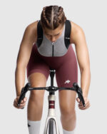 ASSOS Culotte Corto Mujer Uma GT S11 Burgundy Red - Imagen 3