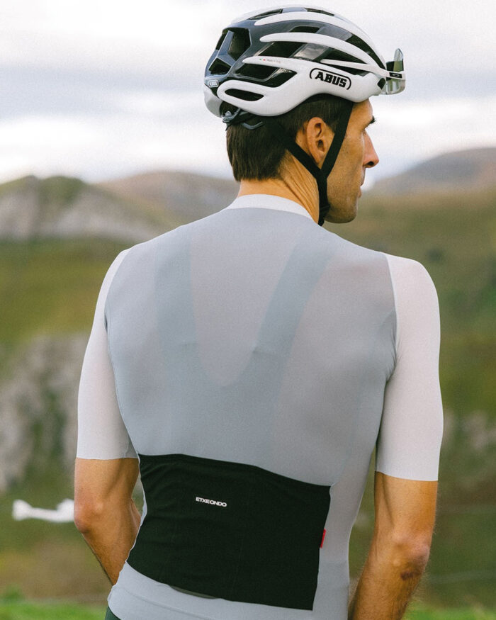 ETXEONDO Maillot Manga Corta Hombre Alde 110 gris nube / gris piedra - Imagen 4
