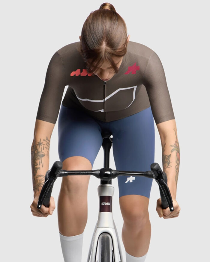 ASSOS Maillot Manga Corta Mujer Dyora R S11 We are the A Moka Brown - Imagen 3