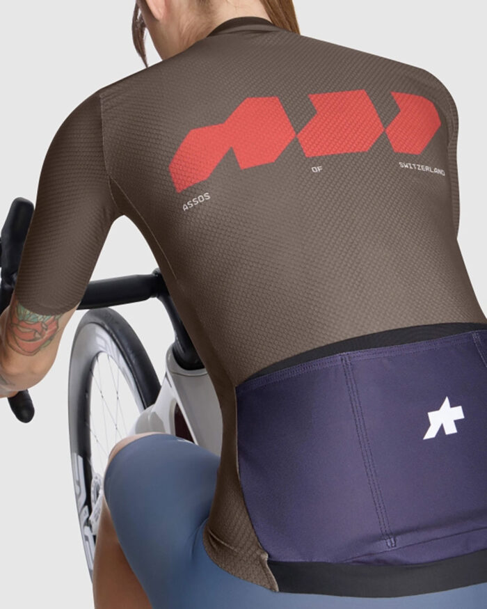 ASSOS Maillot Manga Corta Mujer Dyora R S11 We are the A Moka Brown - Imagen 4