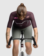 ASSOS Maillot Manga Corta Mujer Dyora R S11 We are the A Panic Red - Imagen 3