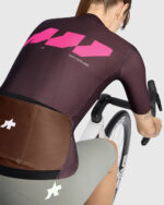 ASSOS Maillot Manga Corta Mujer Dyora R S11 We are the A Panic Red - Imagen 4