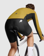 ASSOS Cortavientos Mujer Uma GT Wind S11 Golden Yellow - Imagen 4