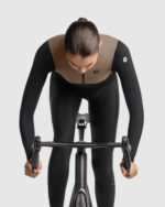 ASSOS Chaleco Mujer Uma GTV Spring Fall S11 Terra Sand - Imagen 3