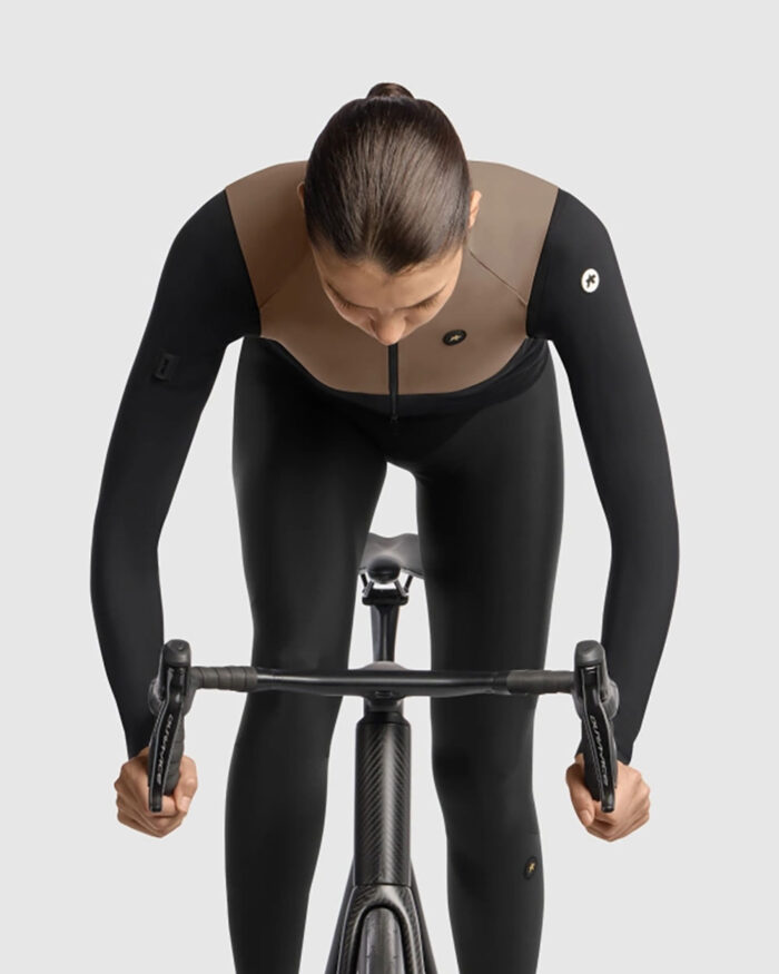ASSOS Chaleco Mujer Uma GTV Spring Fall S11 Terra Sand - Imagen 3