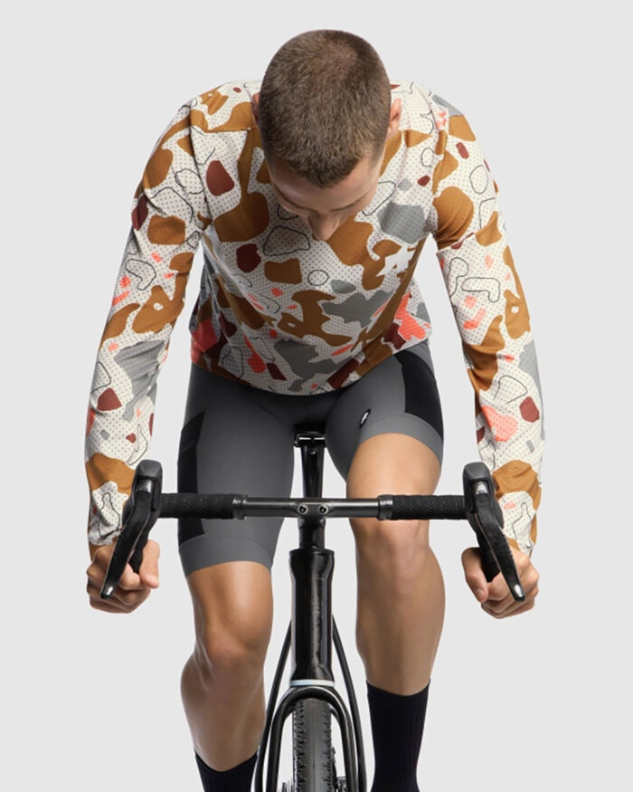 ASSOS Camiseta Manga Larga Unisex MTB Tactica T5 Mud-Flage Halftone Camo - Imagen 3