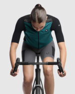 ASSOS Chaleco Unisex Tactica Shell Vest T5 Deep Petrol - Imagen 3