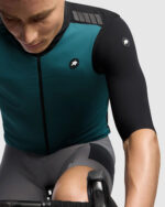 ASSOS Chaleco Unisex Tactica Shell Vest T5 Deep Petrol - Imagen 6